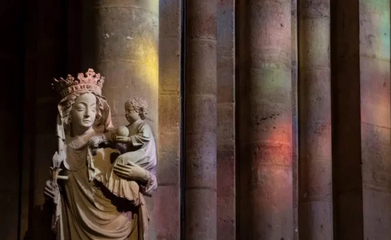 Statue Notre-Dame de Paris (vierge à l'enfant)